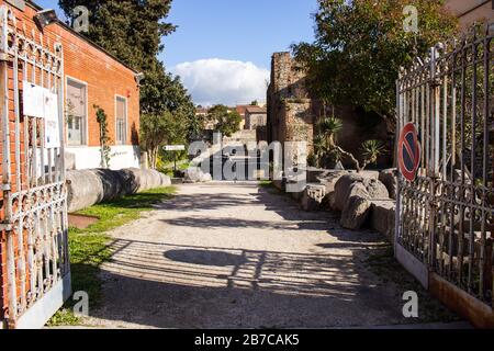 Blick auf den Eingang des römischen Theaters, das antike römische Gebäude in Benevento neben der Kirche Santa Maria della Verità Stockfoto