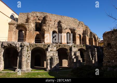 Blick auf das römische Theater, das antike römische Gebäude in Benevento neben der Kirche Santa Maria della Verità Stockfoto