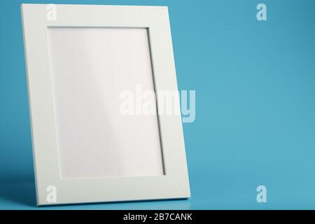 Weißer und schwarzer Bilderrahmen mit leerem Raum auf blauem Hintergrund. Stockfoto