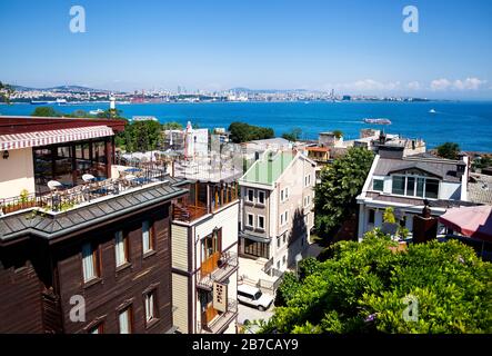 Blick auf das Marmarameer vom Hoteldach im Viertel Sultanahmet, Istanbul, Türkei Stockfoto