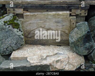 Holzkiste & Buch im Steinhaus auf dem Gipfel des schottischen Bergkorbboss 'Morven' in der Nähe von Ballater, Deeside, Schottland, Stockfoto