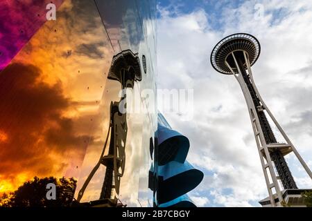 Seattle, Washington, USA - 9. Oktober 2019: Space Needle, ein ikonischer beliebter Aussichtsturm, der aus der Ferne in der Reflexionsansicht auf das bunte gla blickt Stockfoto