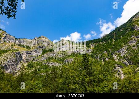 Blick auf den Berg vom Wasserfall Savica im Triglav Nacional Park. Stockfoto