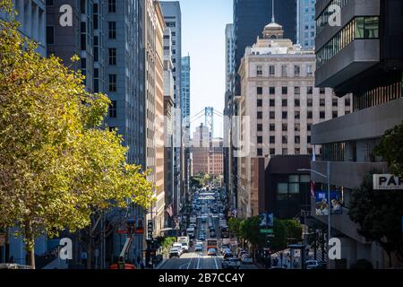 San Francisco, Kalifornien, USA - 27. September 2019: Luftbild über die Straße in der Innenstadt, hohe Gebäude neben der belebten Straße. Stockfoto