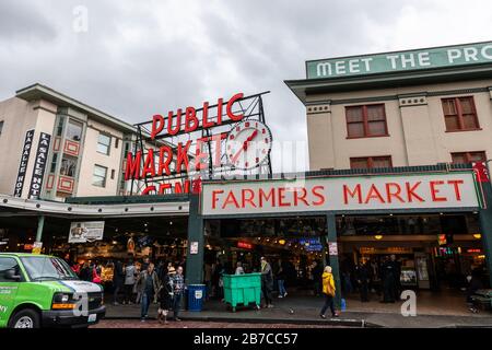 Seattle, Washington, USA - 9. Oktober 2019: Vor dem öffentlichen Marktzentrum des Pike Place Market in Seattle, beliebter Touristenort in Seattle. Stockfoto