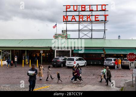 Seattle, Washington, USA - 9. Oktober 2019: Menschen, die auf dem öffentlichen Markt des Pike Place Market in Seattle, dem beliebten Touristenort in Seattle, spazieren gehen. Stockfoto