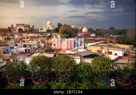 Haupttor mit Türmen im Taj Mahal Komplex eines der Weltwunder bei bewölktem Himmel bei Sonnenuntergang in Agra, Uttar Pradesh, Indien Stockfoto