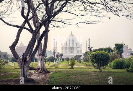 Taj Mahal einer der Wunder der Weltanschauung aus Mehtab Bagh Garten mit Stockfoto