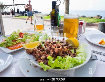 Chopitos, ein schmackhaftes Gericht aus dem winzigen Sepia orbignyana, serviert mit einem kalten Bier an der Strandpromenade in Costa Adeje, auf den Kanarischen Inseln auf der Insel Tenera, Spanien Stockfoto