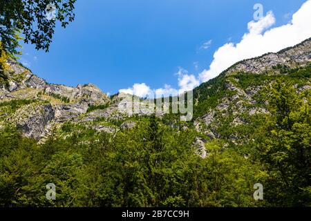 Blick auf den Berg vom Wasserfall Savica im Triglav Nacional Park. Stockfoto