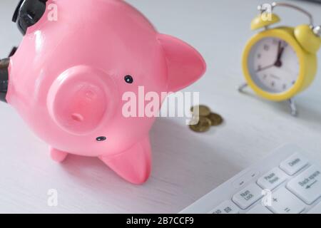 Die umgedrehte Schweinebank und ein paar kleine Münzen, das Konzept der niedrigen Zinssätze auf Bankeinlagen Stockfoto