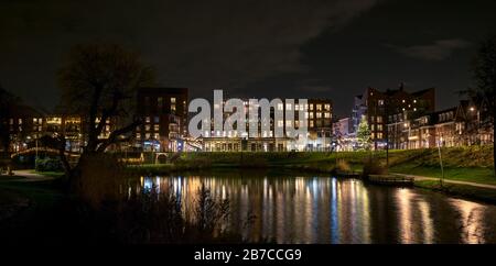 Modernes Zentrum der Stadt Waddinxveen, Niederlande bei Nacht Stockfoto