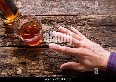 Der Mensch erreicht Alkohol Stockfoto