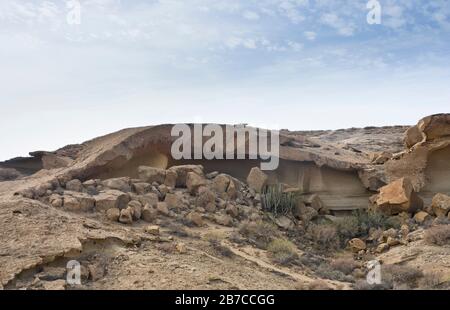 Vulkanisches Gestein und Erosion schufen diesen natürlichen Bogen und andere bizarre Felsformationen in Tajao, auf Teneras, auf den Kanarischen Inseln Spaniens Stockfoto