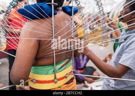 Singapur, SINGAPUR - 08. Februar 2020: Thaipusam ist eine religiöse Feier von Gläubigen. Sein Höhepunkt ist ein Barfußspaziergang von Anhängern, die Milchtöpfe tragen Stockfoto