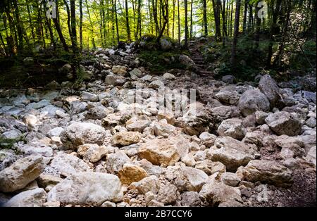 Ausgetrockneter Fluss voller Felsen in der Sommersaison, Slowenien Stockfoto