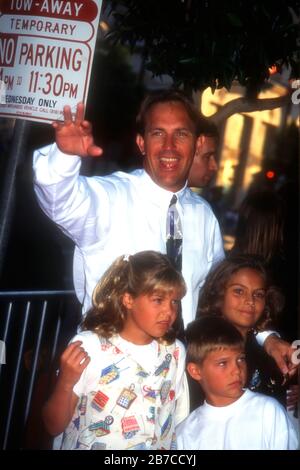 Hollywood, Kalifornien, USA 26. Juli 1995 Schauspieler Kevin Costner und die Kinder Lily Costner, Joe Costner und Annie Costner nehmen am 26. Juli 1995 am Manns Chinese Theatre in Hollywood, Kalifornien, USA, an der Universal Pictures 'Waterworld' Premiere. Foto von Barry King/Alamy Stock Photo Stockfoto