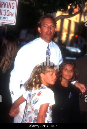 Hollywood, Kalifornien, USA 26. Juli 1995 Schauspieler Kevin Costner und die Kinder Lily Costner, Joe Costner und Annie Costner nehmen am 26. Juli 1995 am Manns Chinese Theatre in Hollywood, Kalifornien, USA, an der Universal Pictures 'Waterworld' Premiere. Foto von Barry King/Alamy Stock Photo Stockfoto