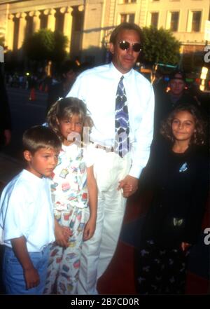 Hollywood, Kalifornien, USA 26. Juli 1995 Joe Costner, Lly Costner, Schauspieler Kevin Costner und Lily Costner nehmen am 26. Juli 1995 am Manns Chinese Theatre in Hollywood, Kalifornien, USA, an der Universal Pictures 'Waterworld' Premiere. Foto von Barry King/Alamy Stock Photo Stockfoto