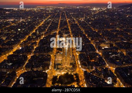 Weihnachtsfassade der Sagrada Família und Eixample in Barcelona während der Abenddämmerung. (Katalonien, Spanien) Stockfoto