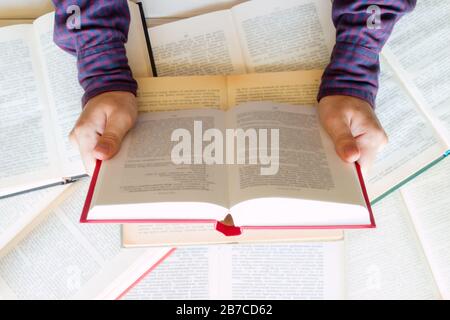Student bereitet sich auf Prüfungen vor Stockfoto