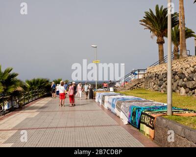 Bunte Stoffe, die von ambulanten Händlern an der Küstenpromenade in Costa Adeje, Kanarische Inseln Spanien, Touristen angeboten werden Stockfoto