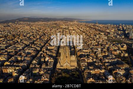 Luftaufnahme von La Sagrada Família und Eixample oktogonales Gitter. (Barcelona, Katalonien, Spanien) Stockfoto