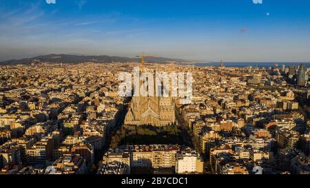 Luftaufnahme von La Sagrada Família und Eixample oktogonales Gitter. (Barcelona, Katalonien, Spanien) Stockfoto