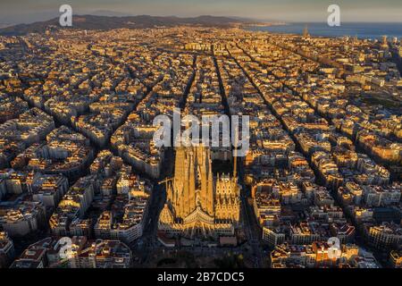 Luftaufnahme von La Sagrada Família und Eixample oktogonales Gitter. (Barcelona, Katalonien, Spanien) Stockfoto