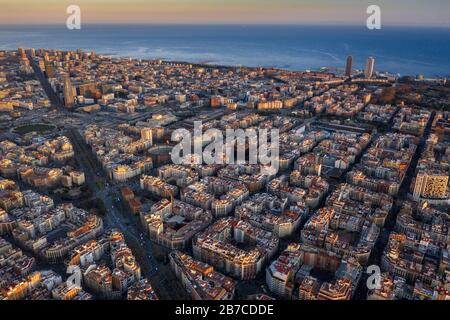 Luftaufnahme des Eixample, des oktogonalen Gitters von Barcelona, Katalonien, Spanien) ESP: Vista aérea del Ensanche de Barcelona (Cataluña, España) Stockfoto