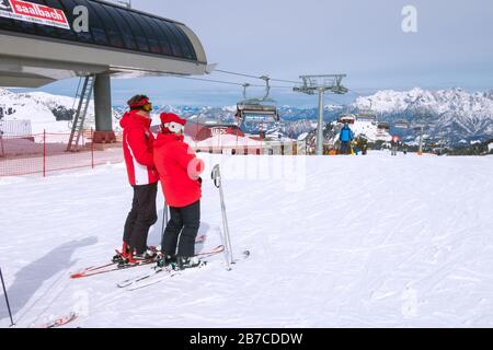 Saalbach-Hinterglemm, Österreich - 1. März 2020: Skifahrer vom Skiliftbahnhof aus Stockfoto