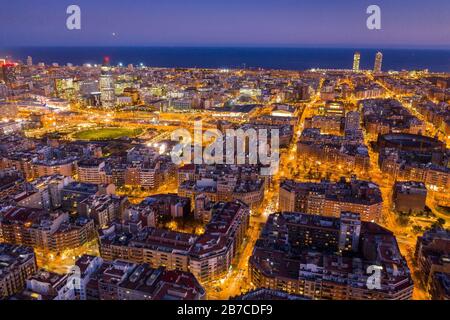 Luftaufnahme des Eixample, des oktogonalen Gitters von Barcelona, Katalonien, Spanien) ESP: Vista aérea del Ensanche de Barcelona (Cataluña, España) Stockfoto