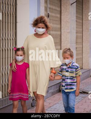 Familie trägt Gesichtsmaske, um Virusinfektionen zu vermeiden. Schutz vor Coronavirus Stockfoto