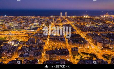 Luftaufnahme des Eixample, des oktogonalen Gitters von Barcelona, Katalonien, Spanien) ESP: Vista aérea del Ensanche de Barcelona (Cataluña, España) Stockfoto