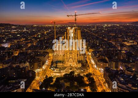 Weihnachtsfassade der Sagrada Família und Eixample in Barcelona während der Abenddämmerung. (Katalonien, Spanien) Stockfoto