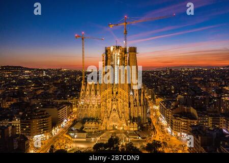Weihnachtsfassade der Sagrada Família und Eixample in Barcelona während der Abenddämmerung. (Katalonien, Spanien) Stockfoto