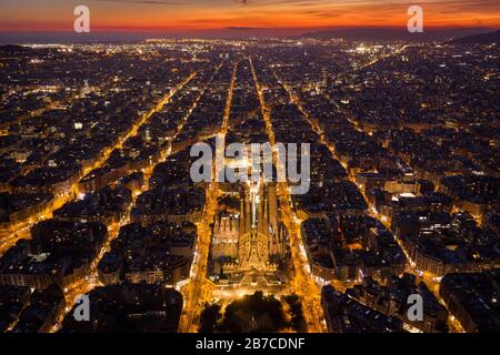 Weihnachtsfassade der Sagrada Família und Eixample in Barcelona während der Abenddämmerung. (Katalonien, Spanien) Stockfoto