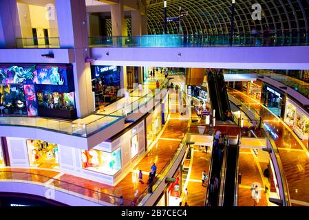 Singapore City, Singapur - 10. April 2019: The Shoppes at Marina Bay Sands ist ein Einkaufszentrum der Luxusmarken Stockfoto