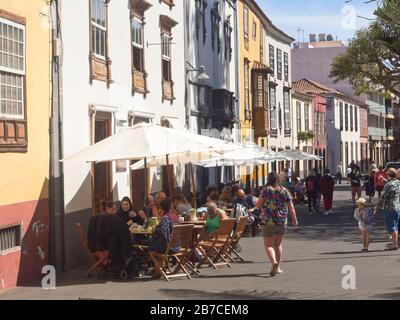 Typische Straßenszene in San Cristóbal de La Laguna, Spanien, einem UNESCO-Weltkulturerbe mit traditioneller lokaler Architektur, Geschäften und Cafés Stockfoto