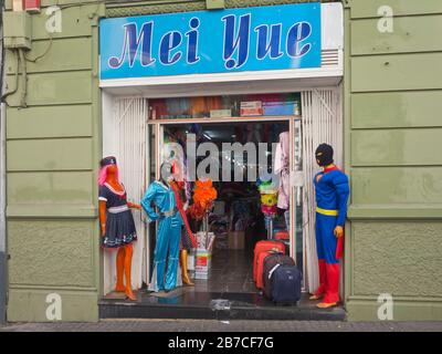 Der Karneval in Spanien wird vorbereitet, einer von vielen Geschäften in Santa Cruz, die Kostüme, Perücken und Accessoires anbieten Stockfoto