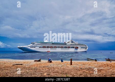 Sun Princess war vor Kiriwina, einer der größten der Trobriand-Inseln, festgemacht. Stockfoto