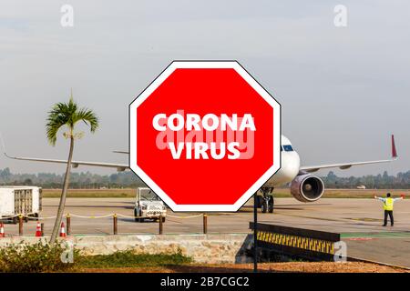 Stoppschild mit Coronavirus Überlegefoto von Flugzeugtaxieren auf der Landebahn, Siem Reap, Kambodscha Stockfoto