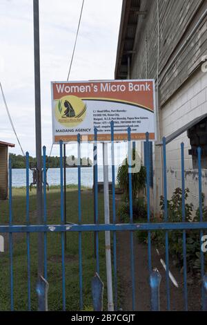 dh MADANG PAPUA NEW GUINEA Frauen Micro Bank Zeichen Frauen Bankgeschäfte Stockfoto