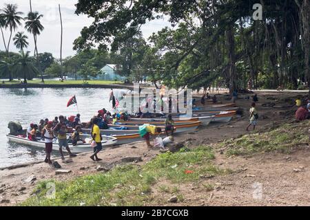 dh MADANG PAPUA NEUGUINEA Menschen Fähren Kanus von benachbarten Inseln und Dörfern png Hafen Stockfoto