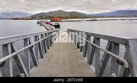 Hafen auf Valentia Island mit Bergen im Hintergrund.County Kerry, Irland. Stockfoto