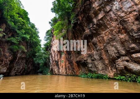 Eingang zur Yincui-Schlucht in der Jiuxiang-Schlucht und zum Caves National Geopark in Jiuxiang Yi und Hui Ethnic Autonomous Township, Kunming, Yunnan, China. Stockfoto