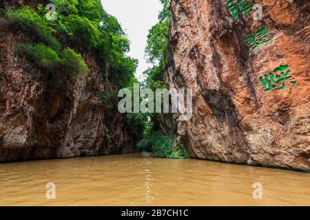 Eingang zur Yincui-Schlucht in der Jiuxiang-Schlucht und zum Caves National Geopark in Jiuxiang Yi und Hui Ethnic Autonomous Township, Kunming, Yunnan, China. Stockfoto