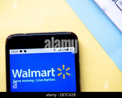 In dieser Abbildung wird das Walmart-Logo auf einem Smartphone angezeigt Stockfoto