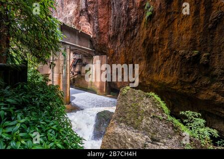 Erschreckende Schlucht, Jīnghún Xiá, in der Jiuxiang-Schlucht und am Caves National Geopark in Jiuxiang Yi und Hui Ethnic Autonomous Township, Kunming, Yunnan, China. Stockfoto