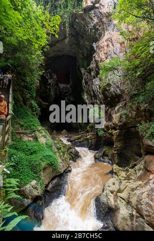 Eintritt in Fee Vale in der Jiuxiang-Schlucht und dem Caves National Geopark in Jiuxiang Yi und Hui Ethnic Autonomous Township, Kunming, Yunnan, China. Stockfoto